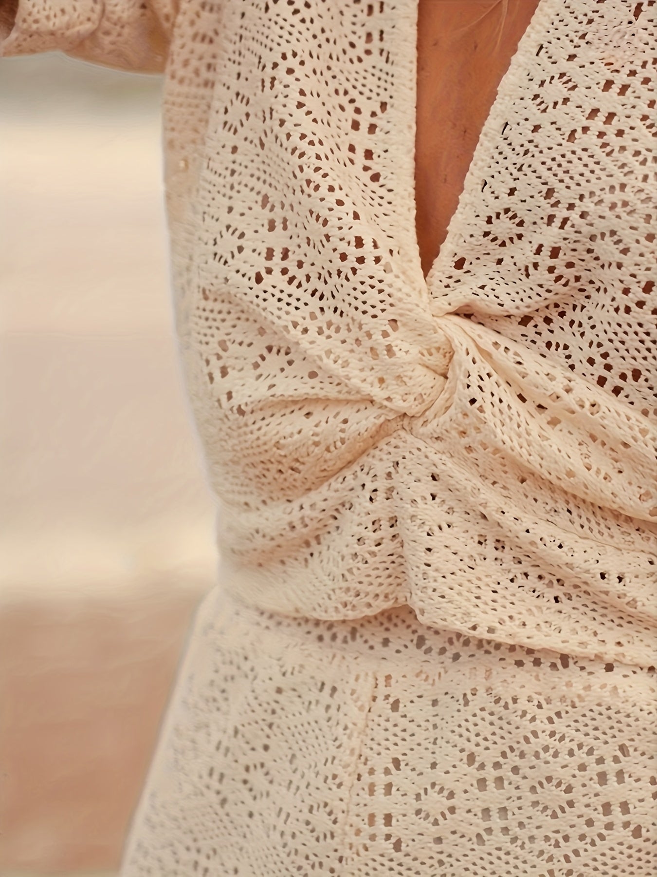 Isaline™ — V-ringad blus med asymmetriska broderier