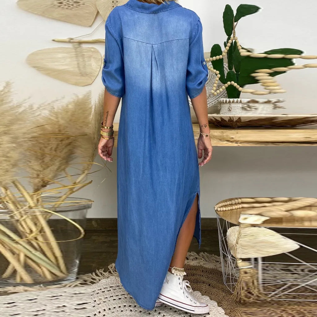 Lea | Lång klänning i jeanslook med sidospalt