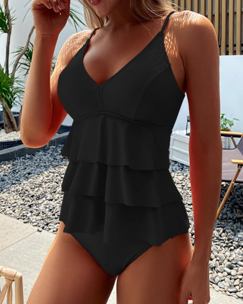 Elegant delad enfärgad tankini för en stilfull badrumsupplevelse